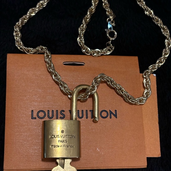 Louis Vuitton Gold Padlock Lock N Key #315 with 18’ Unbranded ROAP Chain - Picture 11 of 13